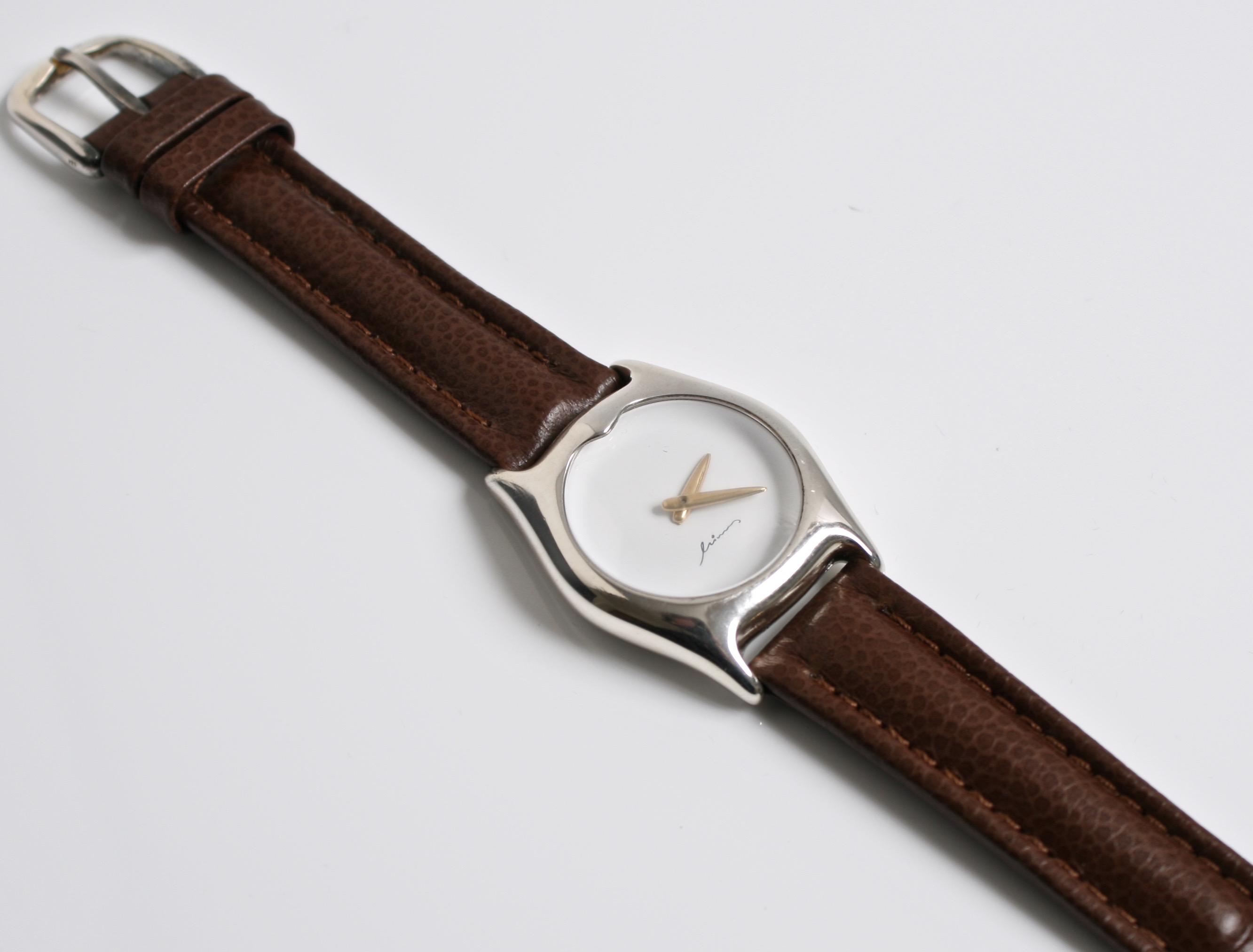 Discover the Georg Jensen Minas Silver Watch, a perfect blend of timeless elegance and modern craftsmanship. This exquisite timepiece features a sleek silver design, ideal for any occasion. Elevate your style with the sophisticated charm of Georg Jensen.