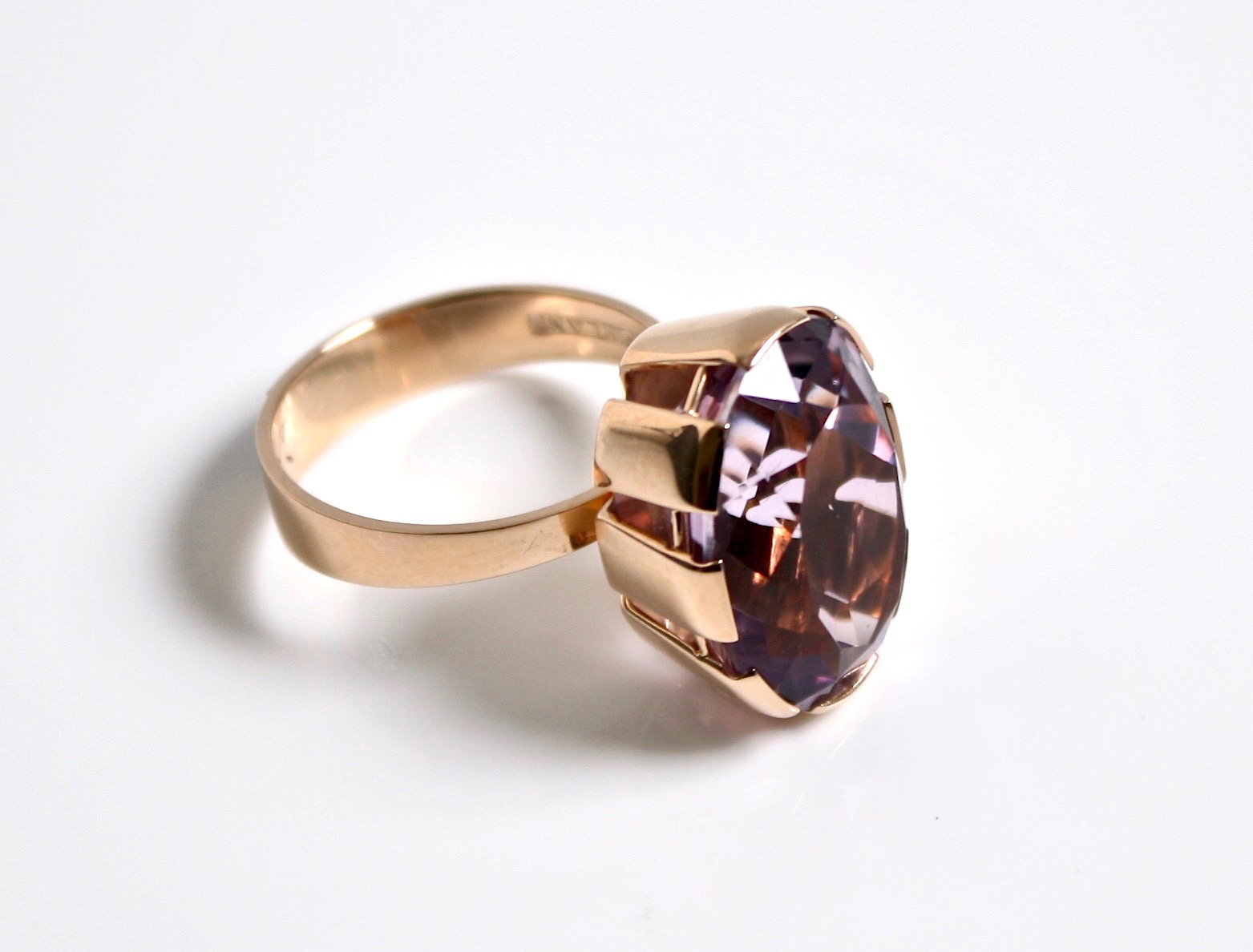 Kuppitaan-kulta-Gold-amethyst-cocktail-ring