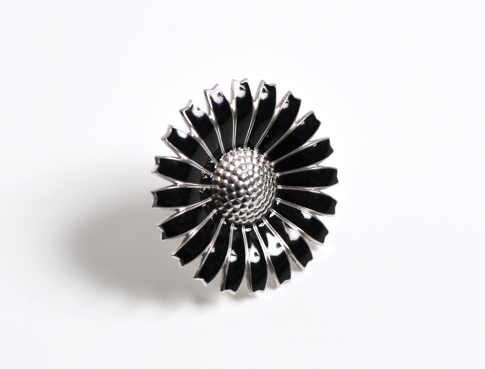 Discover the exquisite Georg Jensen Daisy Ring, featuring a stunning floral design that embodies elegance and sophistication. Perfect for any occasion, this ring is a timeless addition to your jewelry collection. Shop now and add a touch of nature-inspired beauty to your style!