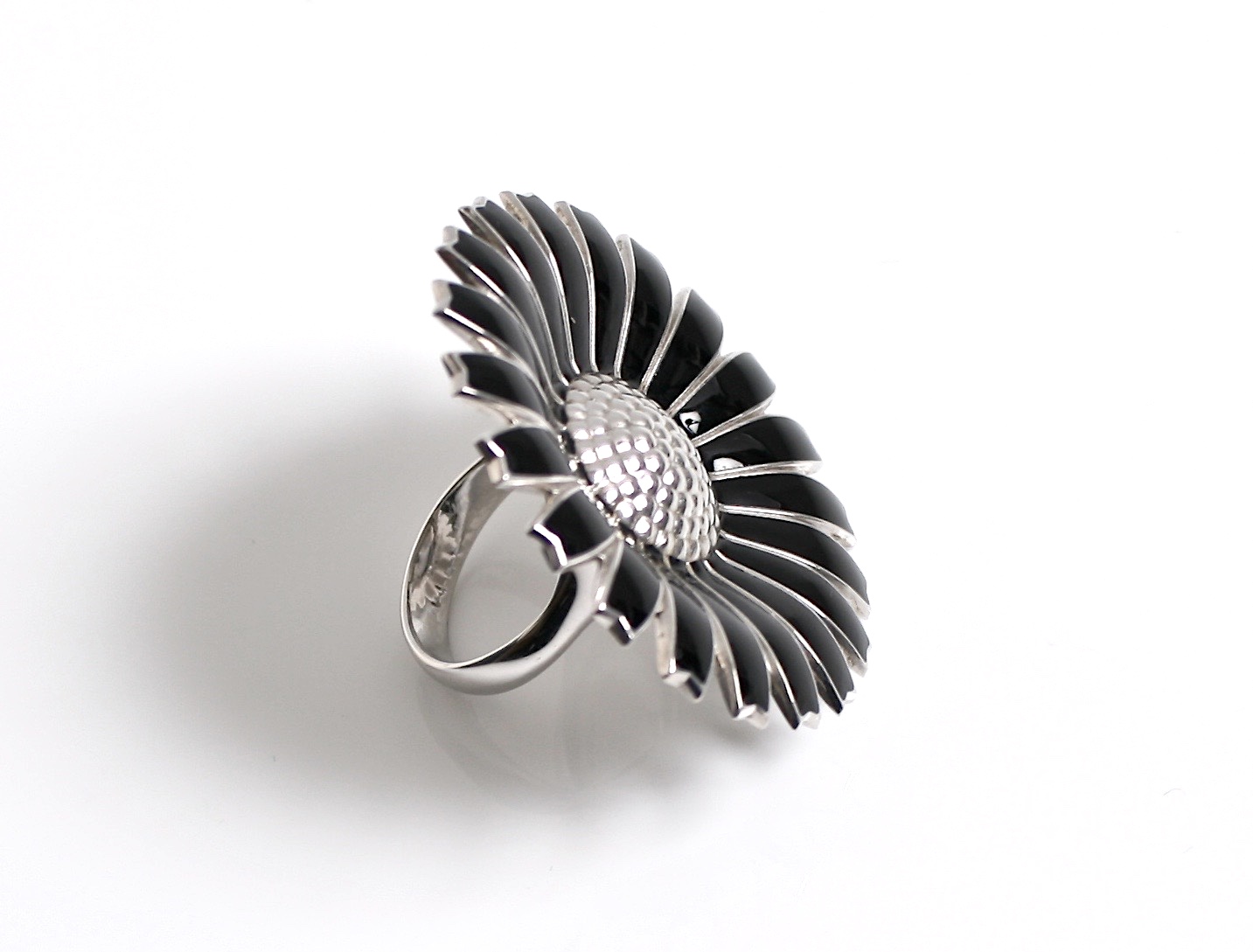 Discover the exquisite Georg Jensen Daisy Ring, featuring a stunning floral design that embodies elegance and sophistication. Perfect for any occasion, this ring is a timeless addition to your jewelry collection. Shop now and add a touch of nature-inspired beauty to your style!