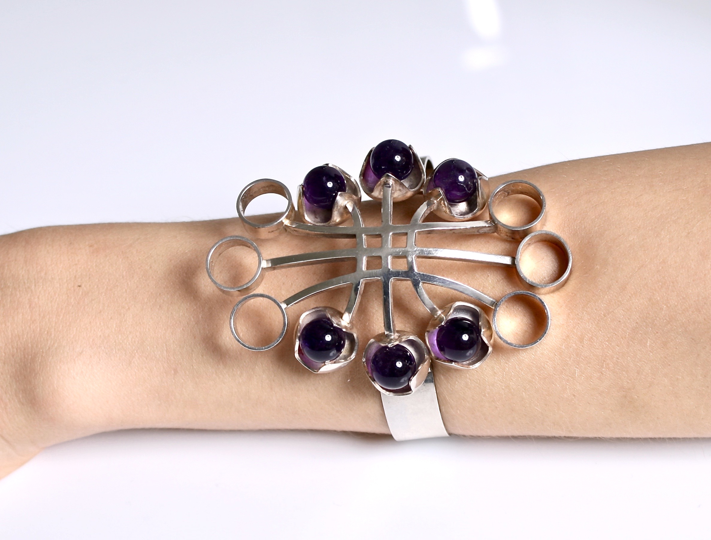 Discover the elegance of the Silver & Amethyst Armring by Kultaseppa Salovaara from Finland. This stunning jewelry piece features a blend of high-quality silver and captivating amethyst, perfect for adding a touch of sophistication to any outfit.