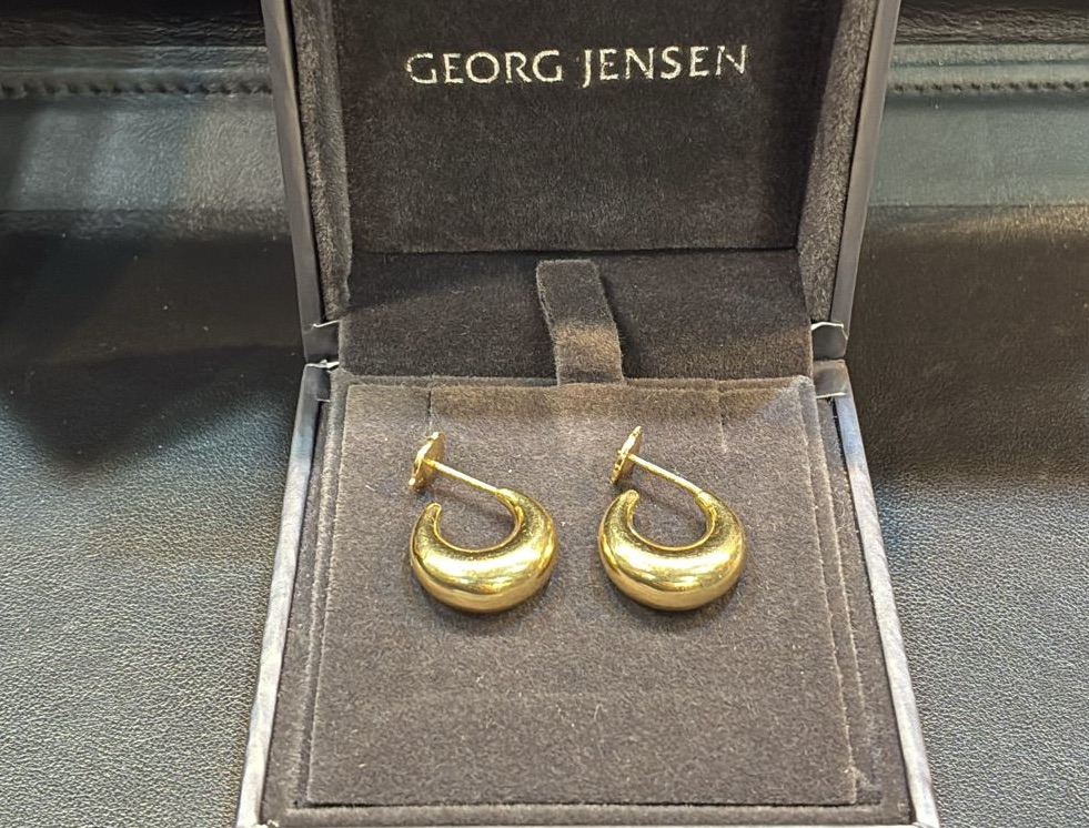 Discover the stunning Georg Jensen 18k Luna Earrings, crafted from luxurious 18k gold. Perfect for any occasion, these earrings blend modern design with timeless beauty to elevate your jewelry collection.