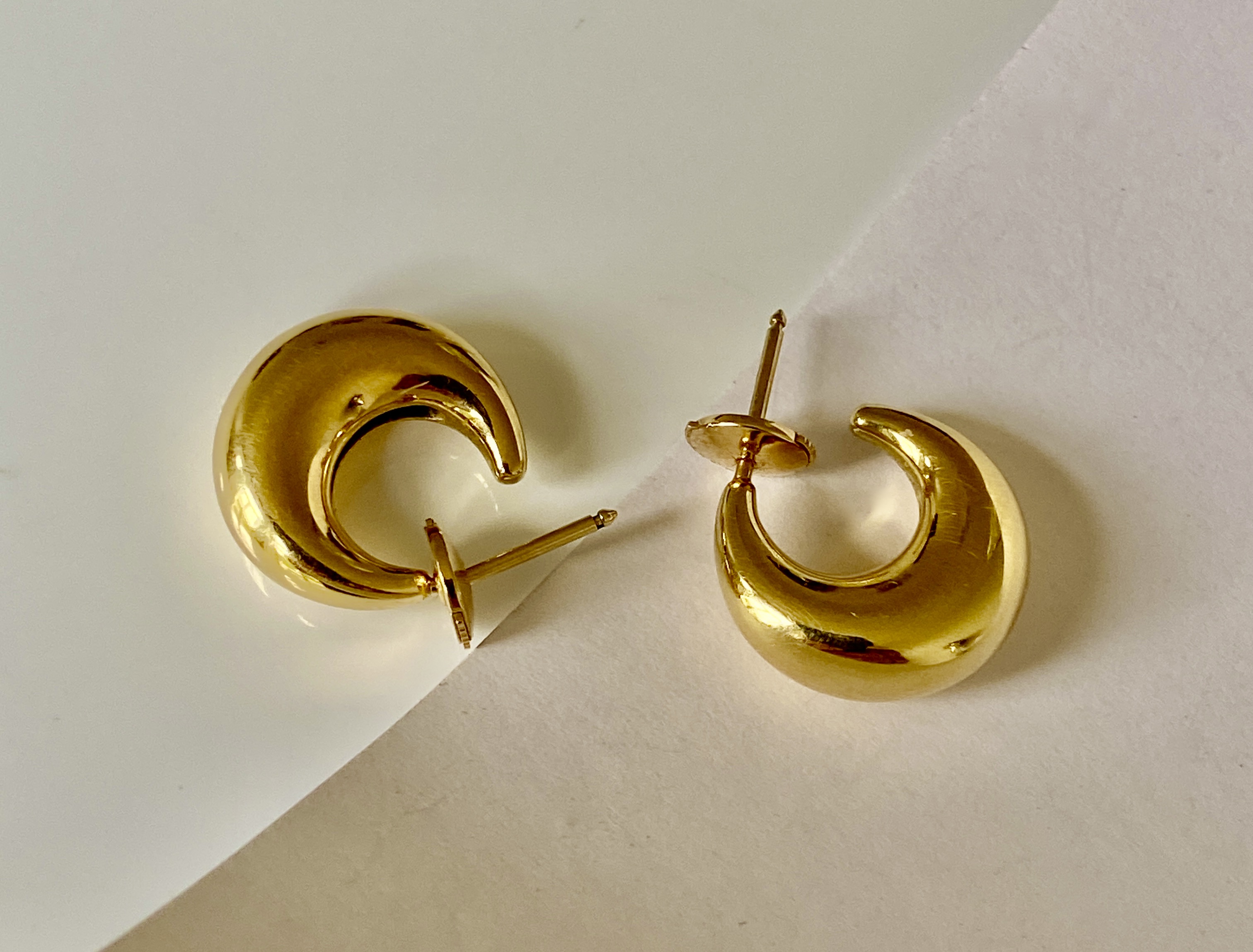 Discover the stunning Georg Jensen 18k Luna Earrings, crafted from luxurious 18k gold. Perfect for any occasion, these earrings blend modern design with timeless beauty to elevate your jewelry collection.