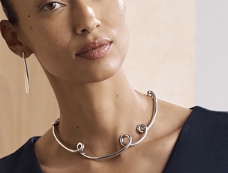 Discover the exquisite Angela Cummings Silver Neckring from 1980, a stunning statement piece that embodies timeless elegance and sophisticated craftsmanship. Perfect for any occasion.