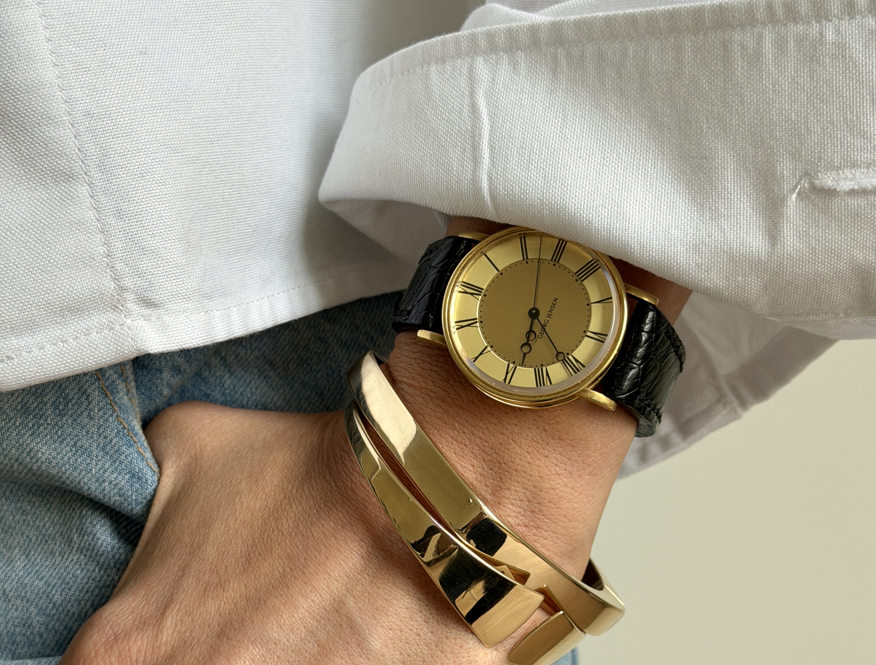 Discover the exquisite Bo Bonfils for Georg Jensen Denmark 18K gold men's watch. A perfect blend of luxury and style, this stunning timepiece features an elegant design, premium craftsmanship, and timeless appeal. Ideal for discerning gentlemen who appreciate fine jewelry and watchmaking.