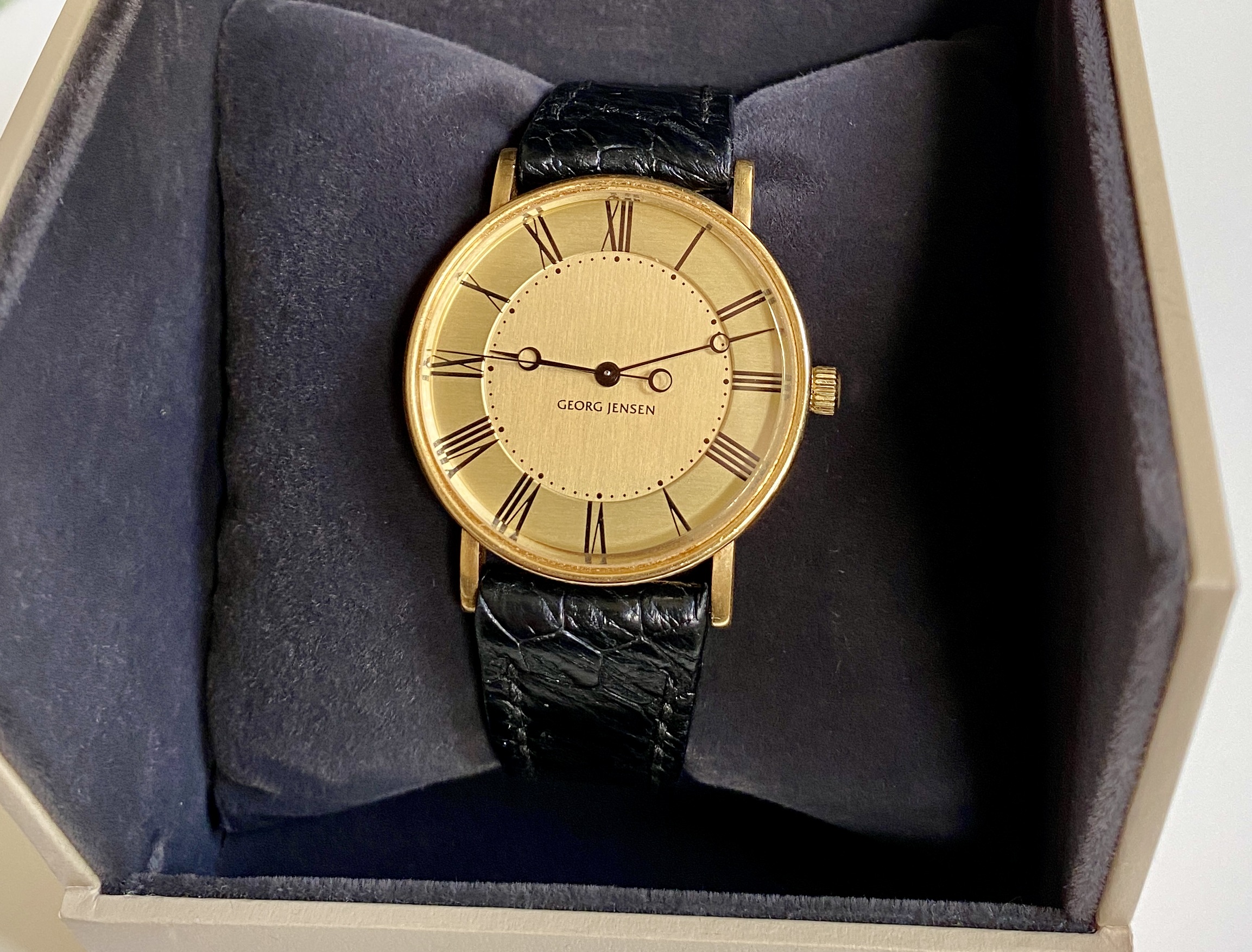 Discover the exquisite Bo Bonfils for Georg Jensen Denmark 18K gold men's watch. A perfect blend of luxury and style, this stunning timepiece features an elegant design, premium craftsmanship, and timeless appeal. Ideal for discerning gentlemen who appreciate fine jewelry and watchmaking.