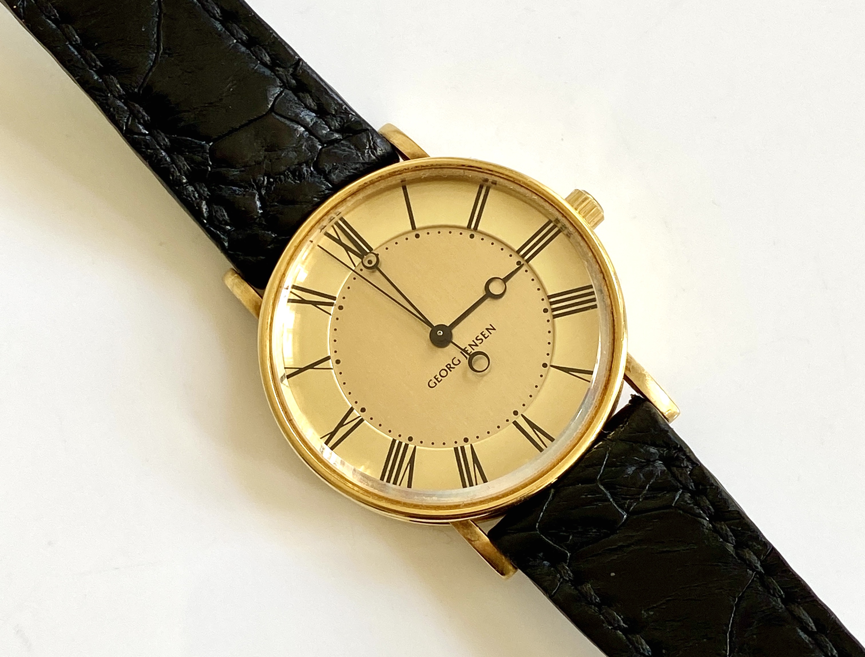 Discover the exquisite Bo Bonfils for Georg Jensen Denmark 18K gold men's watch. A perfect blend of luxury and style, this stunning timepiece features an elegant design, premium craftsmanship, and timeless appeal. Ideal for discerning gentlemen who appreciate fine jewelry and watchmaking.