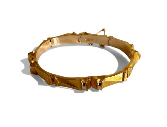 Discover the exquisite Bjorn Weckstrom Gold Bracelet, a stunning piece that embodies timeless sculptural elegance and unique craftsmanship. Perfect for any occasion, this luxurious bracelet is a must-have for jewelry collectors.