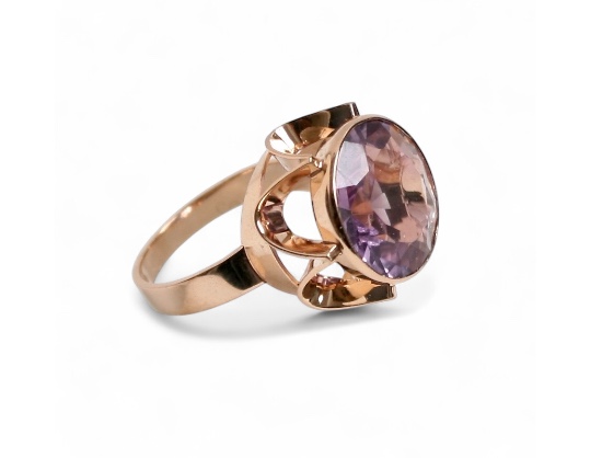 Discover the elegance of this 14k Gold and Amethyst cocktail ring, expertly designed by Niels Westerback in Finland circa 1970. A timeless piece that adds a touch of sophistication to any collection.