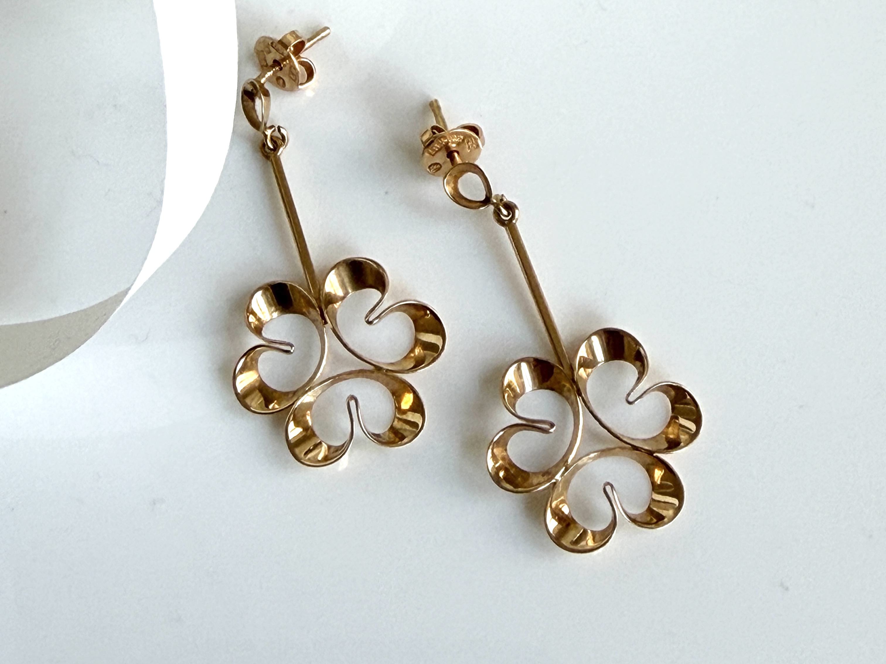 Discover the exquisite Theresia Hvorslev Gold Flower Earrings. Featuring a stunning floral design, these earrings are perfect for any occasion. Elevate your jewelry collection with this elegant and timeless accessory.