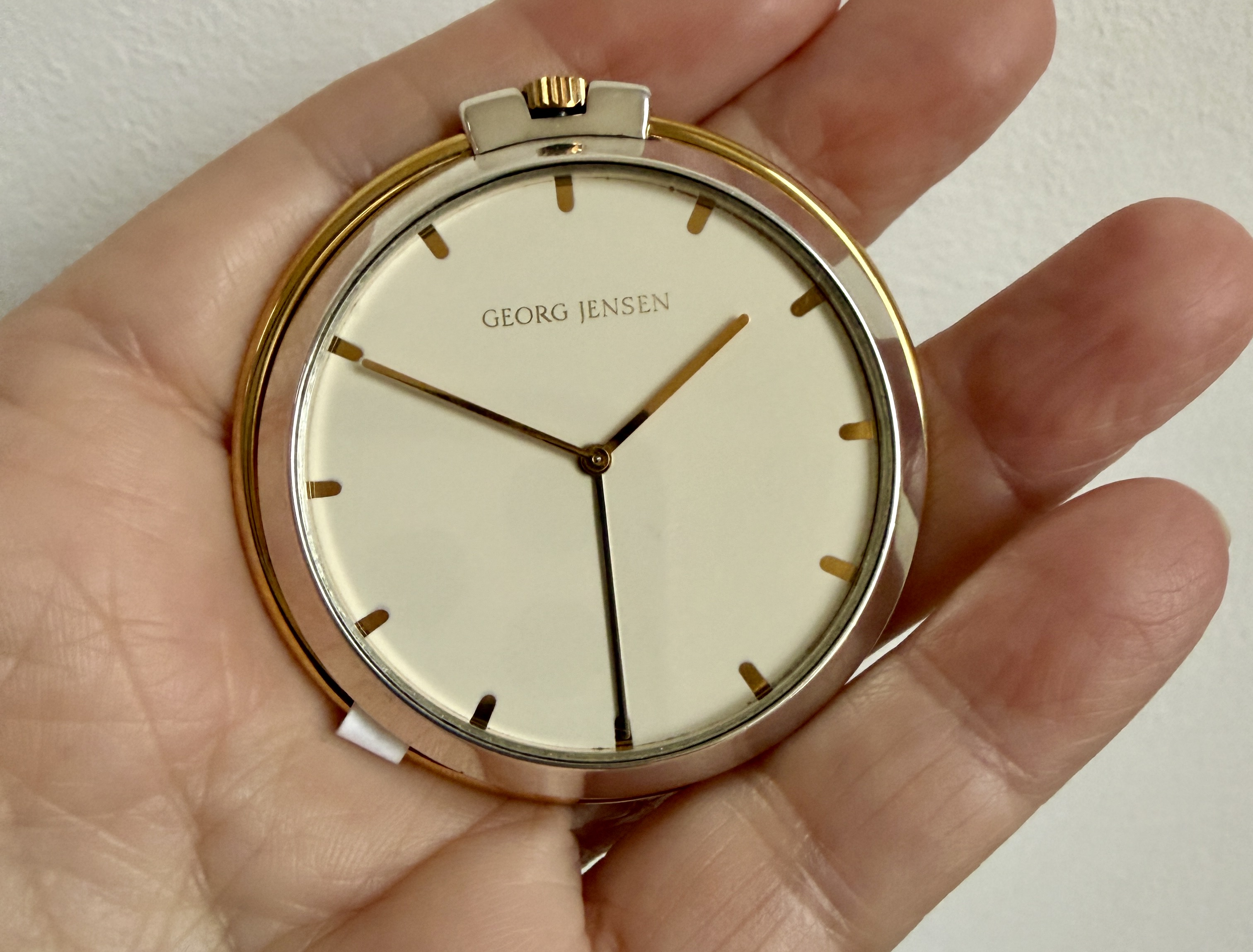 Discover the exquisite Georg Jensen Travel Clock, a perfect blend of style and functionality. This elegant timepiece is designed for the modern traveler, ensuring you never miss a moment. Shop now for timeless sophistication and exceptional craftsmanship!