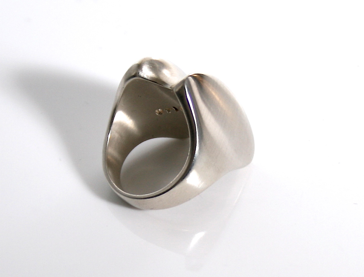 Discover the stunning Georg Jensen Silver Ring, a perfect blend of timeless elegance and contemporary design. Crafted to perfection, this exquisite piece is suitable for any occasion. Shop now and elevate your jewelry collection!