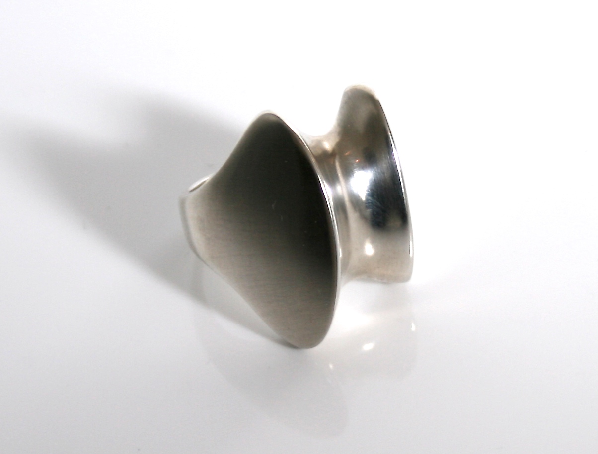 Discover the stunning Georg Jensen Silver Ring, a perfect blend of timeless elegance and contemporary design. Crafted to perfection, this exquisite piece is suitable for any occasion. Shop now and elevate your jewelry collection!