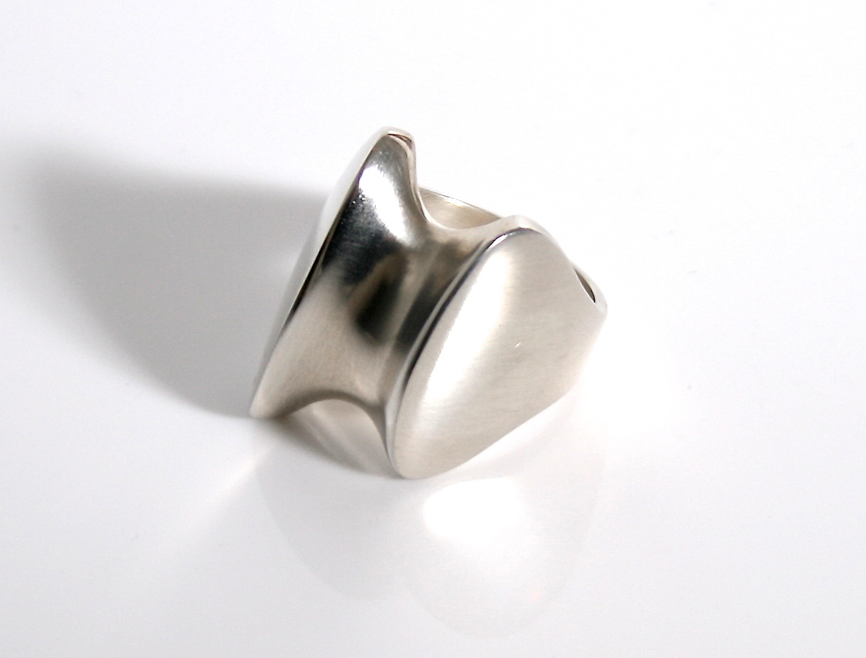 Discover the stunning Georg Jensen Silver Ring, a perfect blend of timeless elegance and contemporary design. Crafted to perfection, this exquisite piece is suitable for any occasion. Shop now and elevate your jewelry collection!