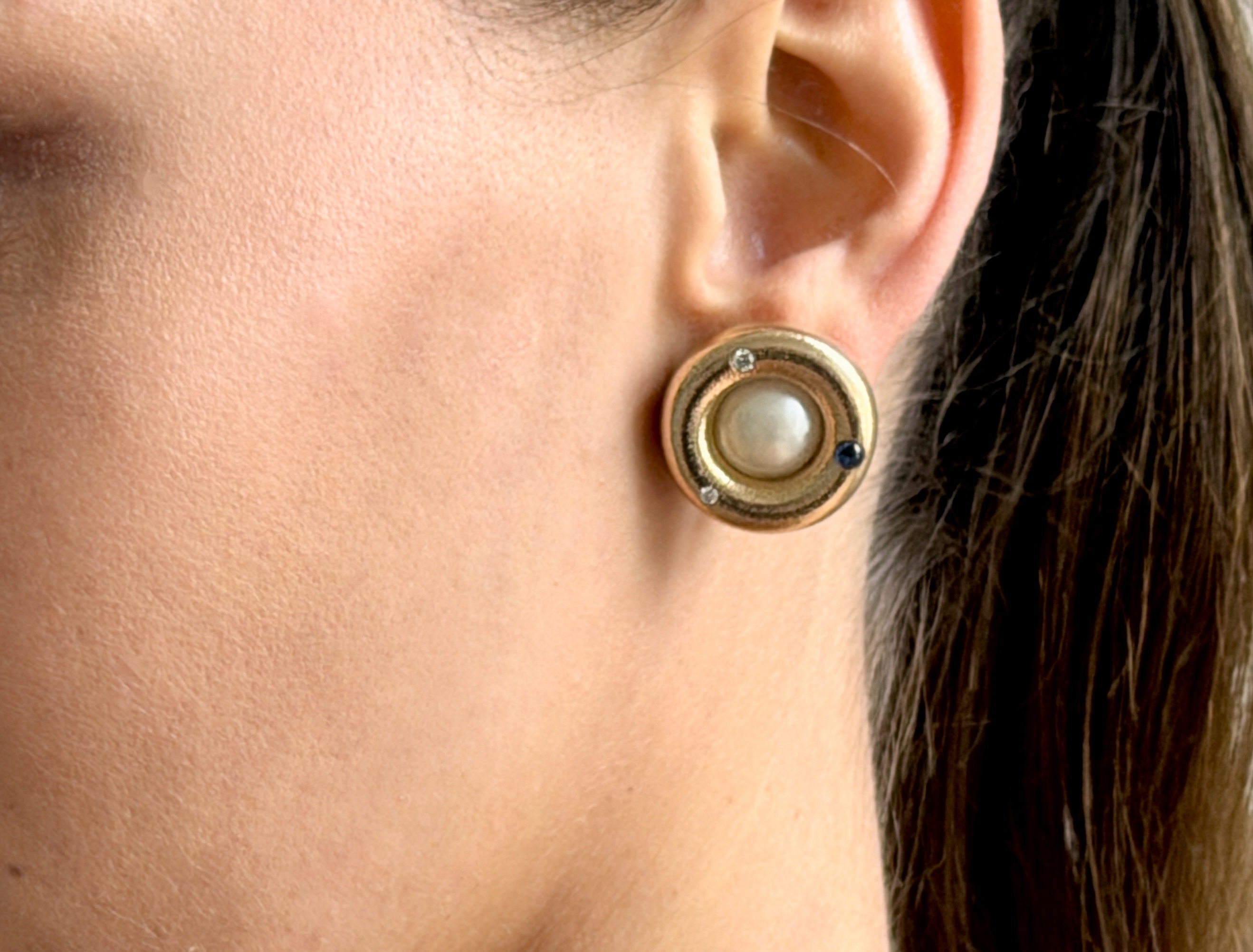 Discover the exquisite Ole Lynggaard Gold & Pearl Ear Clips, a perfect blend of elegance and sophistication. Crafted with high-quality gold and lustrous pearls, these ear clips are designed to elevate your style for any occasion.