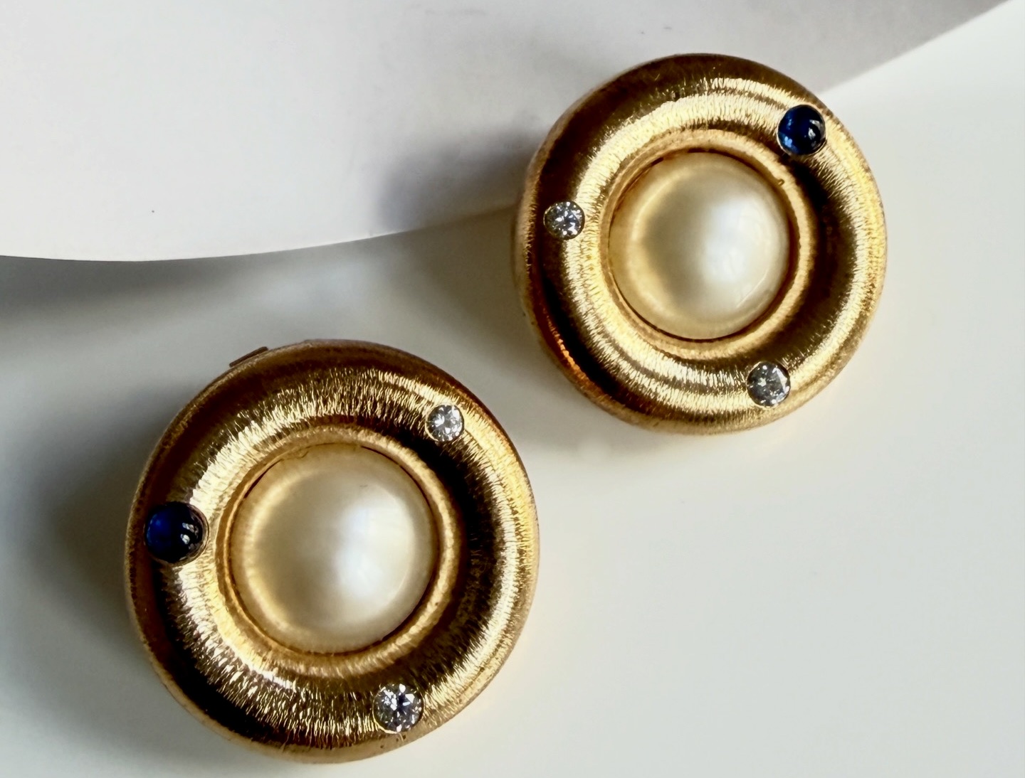Discover the exquisite Ole Lynggaard Gold & Pearl Ear Clips, a perfect blend of elegance and sophistication. Crafted with high-quality gold and lustrous pearls, these ear clips are designed to elevate your style for any occasion.