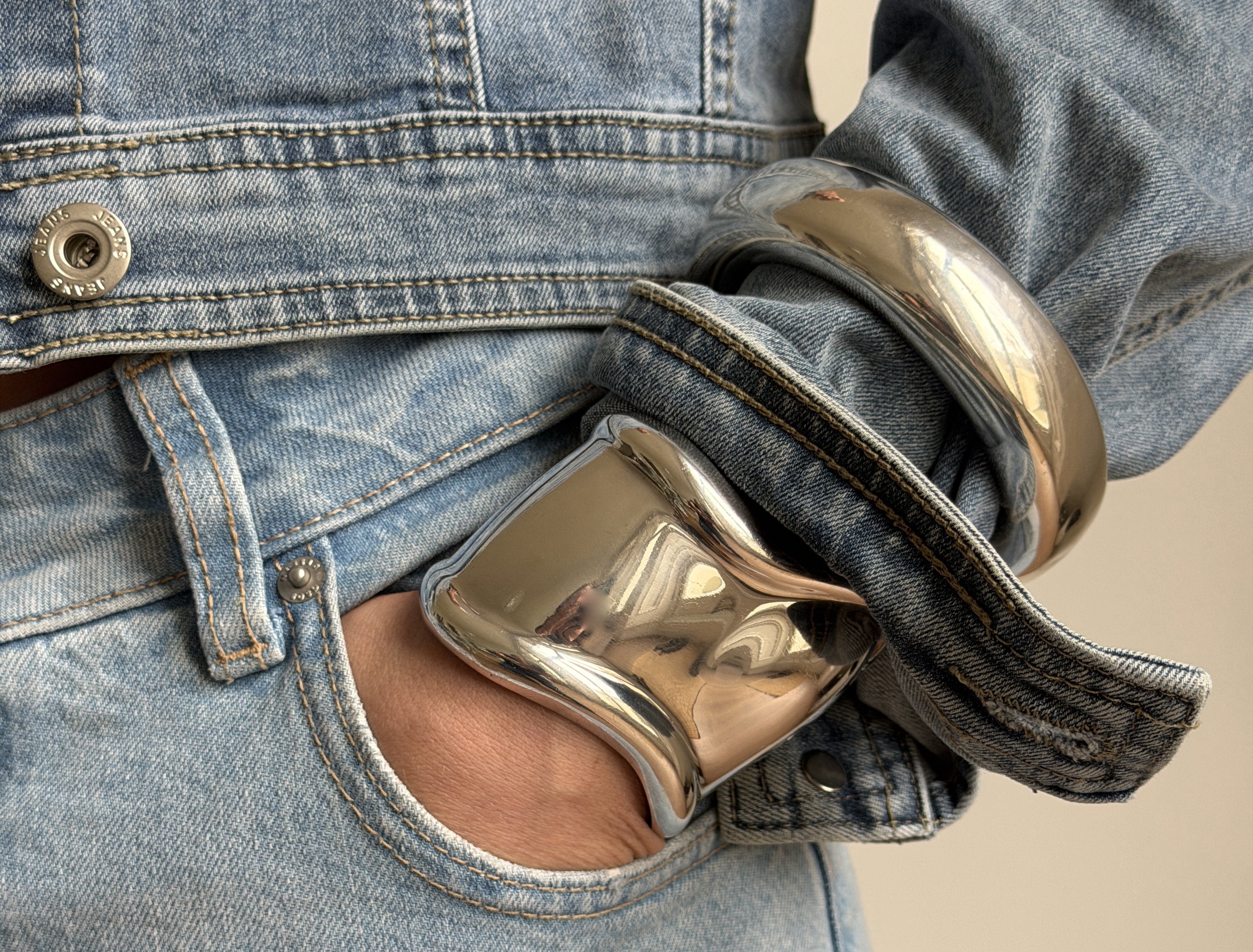 Shop the exquisite Tiffany Elsa Peretti Donut Silver Bangle, a timeless piece that embodies elegance and sophistication. Crafted from high-quality sterling silver, this bangle is perfect for any occasion. Elevate your jewelry collection with this iconic design.