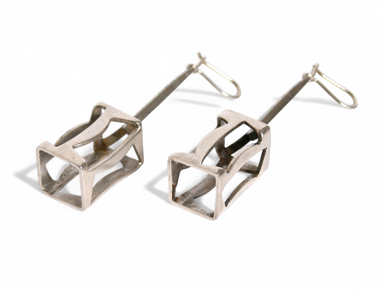 Discover the Rey Urban Unique Silver Earrings, crafted for the modern individual seeking style and uniqueness. Perfect for any occasion, these earrings blend sophistication with a contemporary edge.