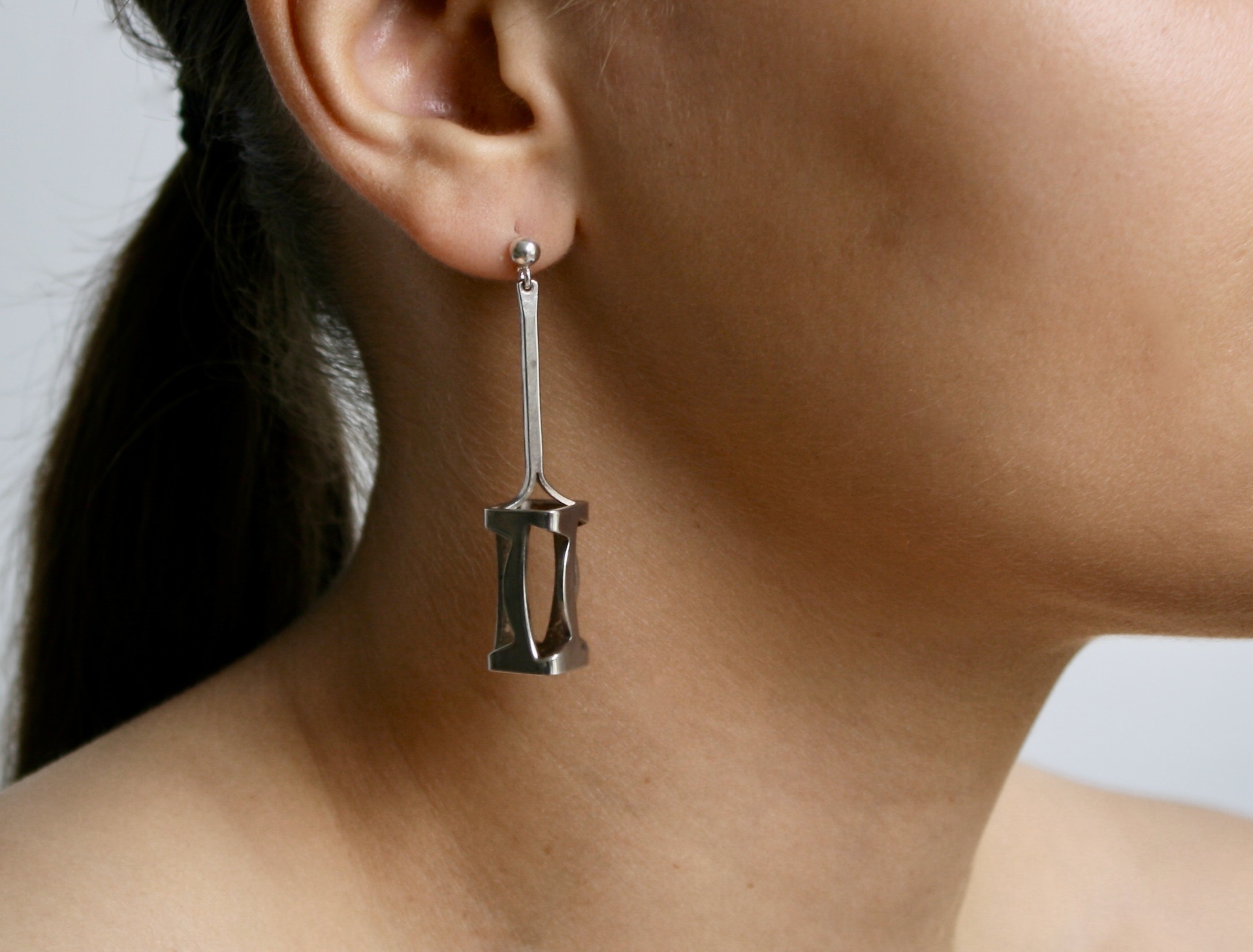 Discover the Rey Urban Unique Silver Earrings, crafted for the modern individual seeking style and uniqueness. Perfect for any occasion, these earrings blend sophistication with a contemporary edge.